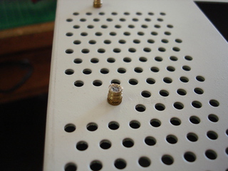 Knurled insert sealed with glue